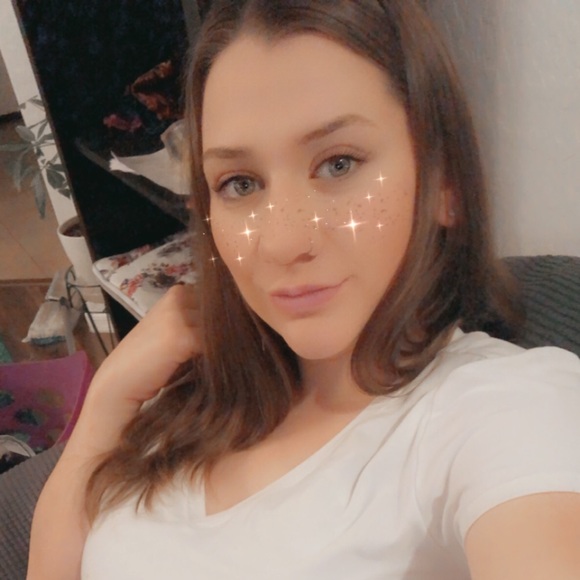 Meet your Posher, Karina - Picture 1 of 1